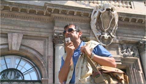 Enrico Porsia devant l'Hotel de Ville de Marseille